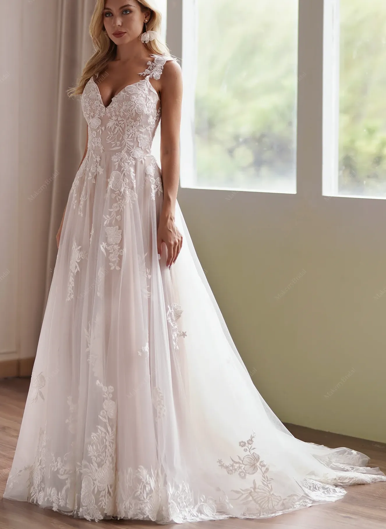 Delicate Shimmering Lace Wedding Gown With Sweetheart Bodice